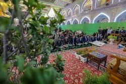 Koranrezitationen im Hof der Heiligen Abbasitischen Stätte