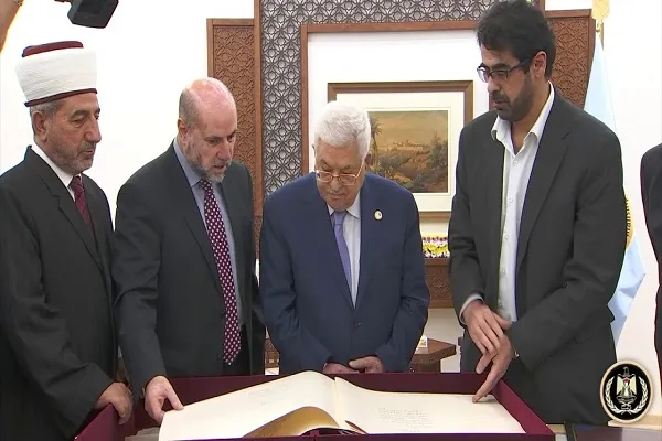 الرئيس الفلسطيني يتسلم أول نسخة من مصحف المسجد الأقصى