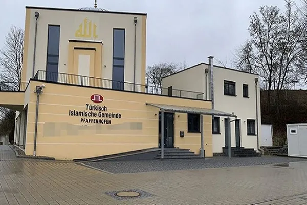 Almanya'da ırkçılar cami duvarına tehdit mesajı yazdı