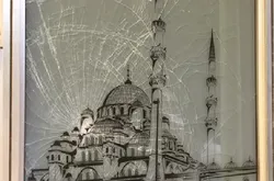 Moschee mit mehreren Glasflaschen beworfen