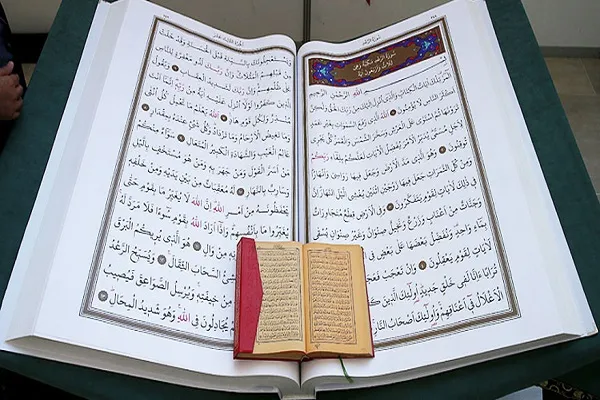 Kendisi gibi görme engellilere Kur’an-ı Kerim öğretiyor