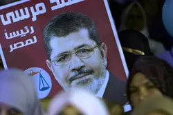 مصر کے سابق صدر محمد مرسی کمرہ عدالت میں پیشی کے دوران انتقال کر گئے