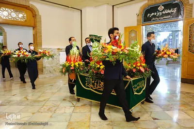 Heiliger Schrein von Fatima Masuma (s.a.) mit Blumen geschmückt