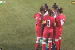 Les footballeuses se précipitent pour protéger une rivale lorsque son hijab glisse