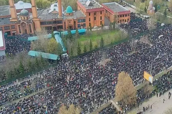 Многотысячные молитвы по случаю Ураза-байрам прошли в Москве