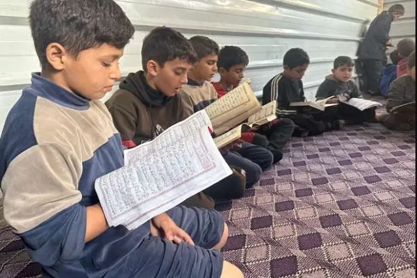 بالصور...نازحون يقيمون مركزاً لتحفيظ القرآن في مركز إيواء بـ