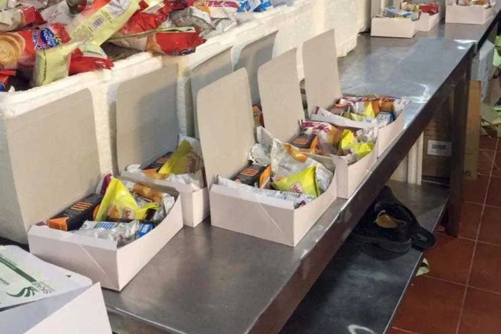 Məkkədə 5 min nəfərlik hazır yemək paketləri müsadirə edildi