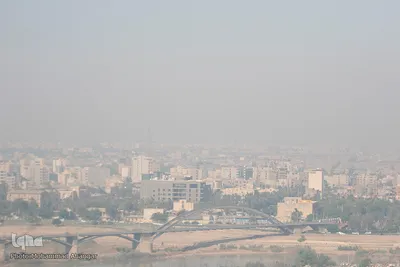 ایستاده در غبار