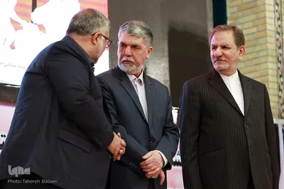 از راست اسحاق جهانگیری، معاون اول رئیس جمهور، سیدعباس صالحی، وزیر فرهنگ و ارشاد اسلامی و ابوذر ابراهیمی ترکمان، رئیس سازمان فرهنگ و ارتباطات اسلامی در اختتامیه پنجمین دوره جایزه جهانی اربعین