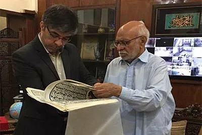 اهدای قرآن خطی پاکستان به آستان قدس رضوی