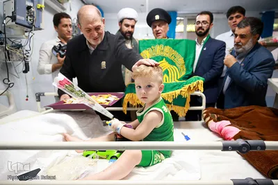 کاروان خورشید با حضور خادمان حرم مطهر امام رضا(ع)  به مناسبت دهه کرامت از بیمارستان شهدای یافت آباد و موسسه نیکوکاری رعد الغدیر بازدید کردند.