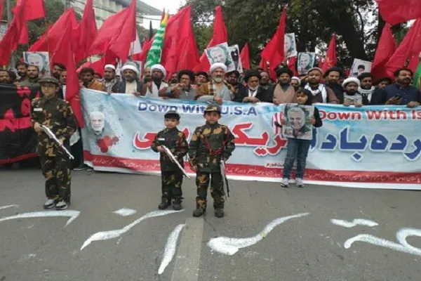فیلم/ به آتش کشیدن پرچم آمریکا و اسرائیل در لاهور