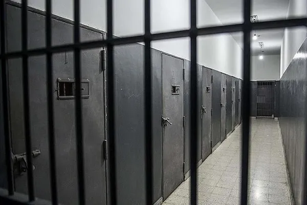 İsrail açlık grevindeki 60 Filistinliyi tek kişilik hücrelere naklediyor