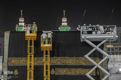 مسجدالحرام در نخستین روز آغاز مناسک حج امسال، شامگاه گذشته شاهد تعویض پرده مقدس کعبه بود.