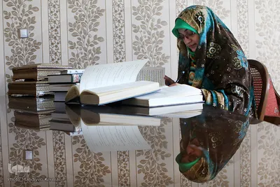 زهرا کرباسی حافظ قرآن در حال نوشتن تفسیر قرآن 
