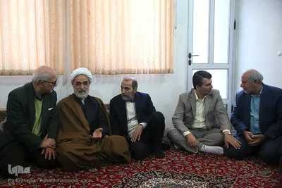 حضور جمعی از جامعه قرآنی در منزل مرحوم استاد عباس رنجبر، پیشکسوت قرآنی