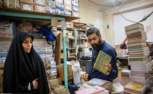 خانم چادری و همسرش که هدایای عروسی را صرف کار فرهنگی کردند