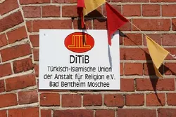 Moschee in Niedersachsen mit politischen Parolen beschmiert