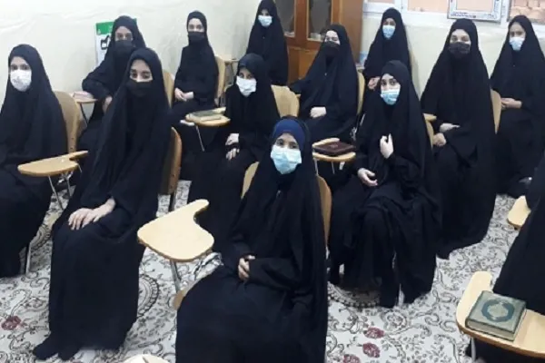 آموزش قرآن به دانشجویان دختر در آستان مقدس عباسی + عکس