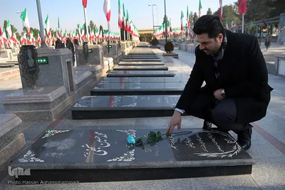 ادای احترام کاروان قرآنی انقلاب به شهدای دفاع مقدس کاشان