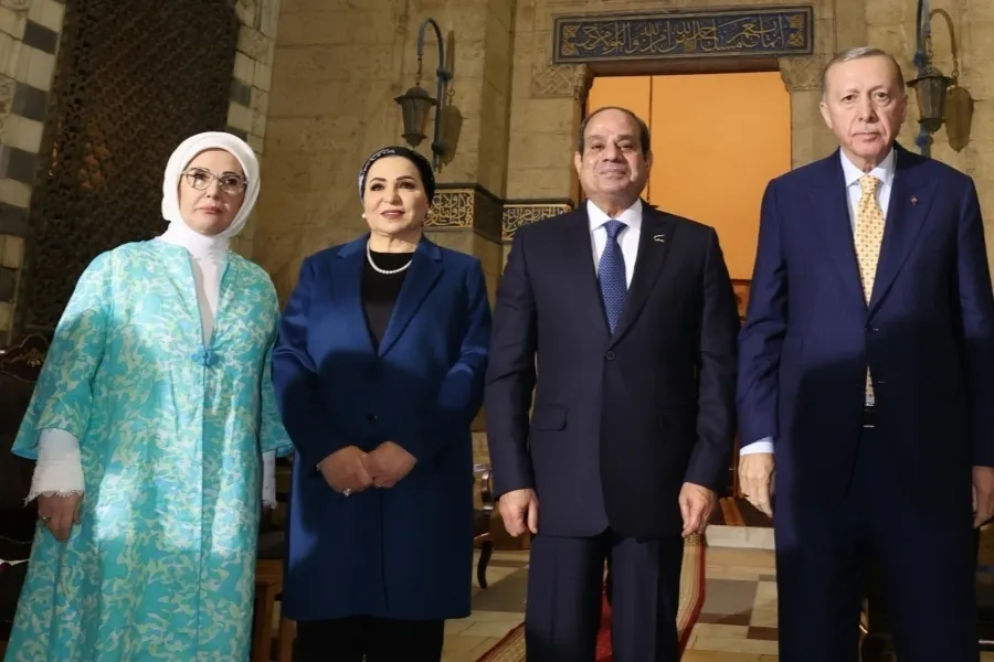 Erdoğan a offert un superbe manuscrit du Coran au président égyptien + vidéo