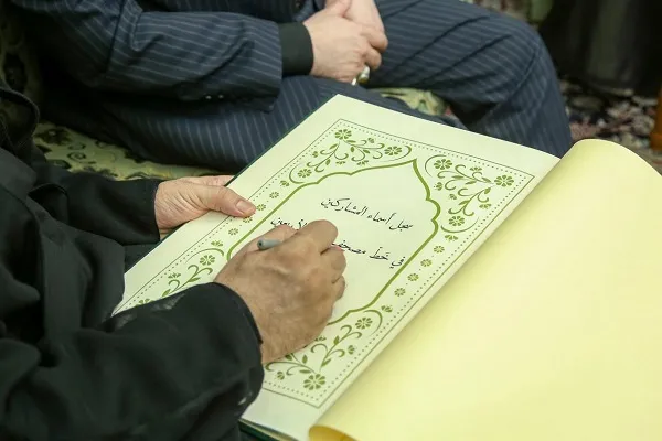 مشارکت 16 ملیّت در کتابت قرآن زائران اربعین + عکس