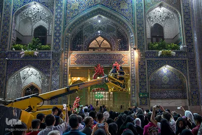 گل‌آرایی و چراغانی حرم رضوی در آستانه میلاد امام هشتم