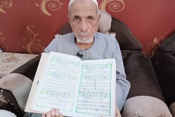 مُسن مصري يكتب القرآن كاملاً بخط يد في المنيا + فیديو