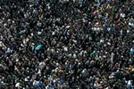 Millionen Menschen bei Trauerfeier für Märtyrer Ayatollah Raisi und seine Gefährte