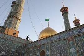 افراشتن پرچم عزا در حرم حضرت معصومه(س)