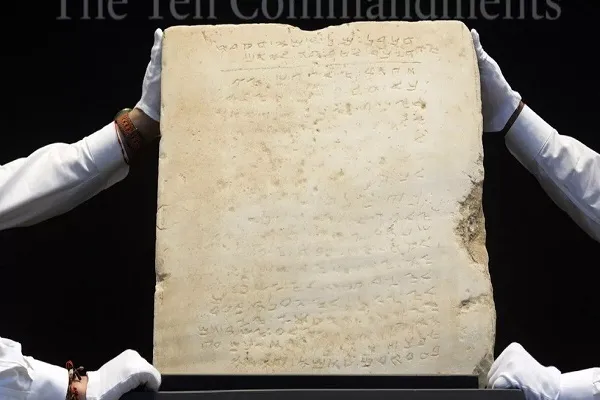Həzrət Musa Peyğəmbərin (ə) 10 əmri yazılmış ən qədim daş lövhə satıldı