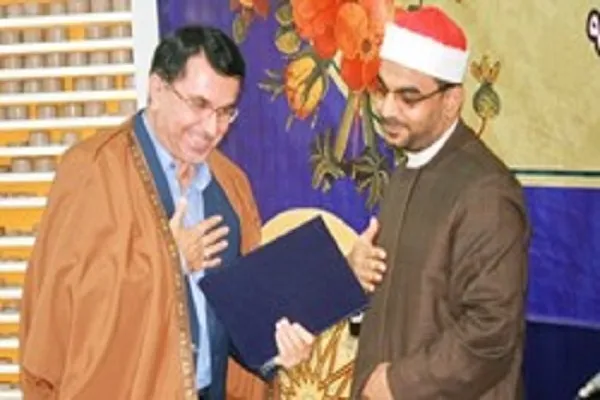 شیخ مصری یمنح إجازة في قراءة القرآن لـ3 إیرانیین