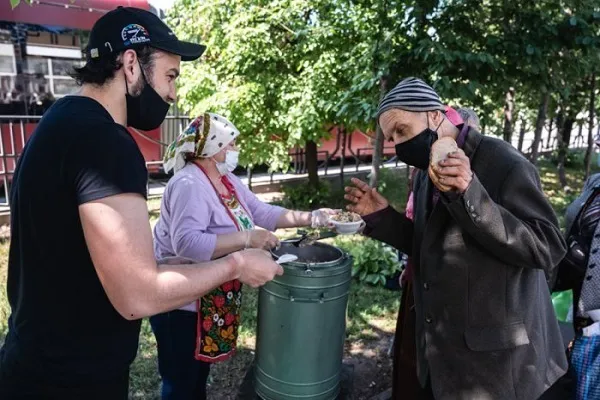 БФ «Закят» продолжает раздачу горячих обедов нуждающимся