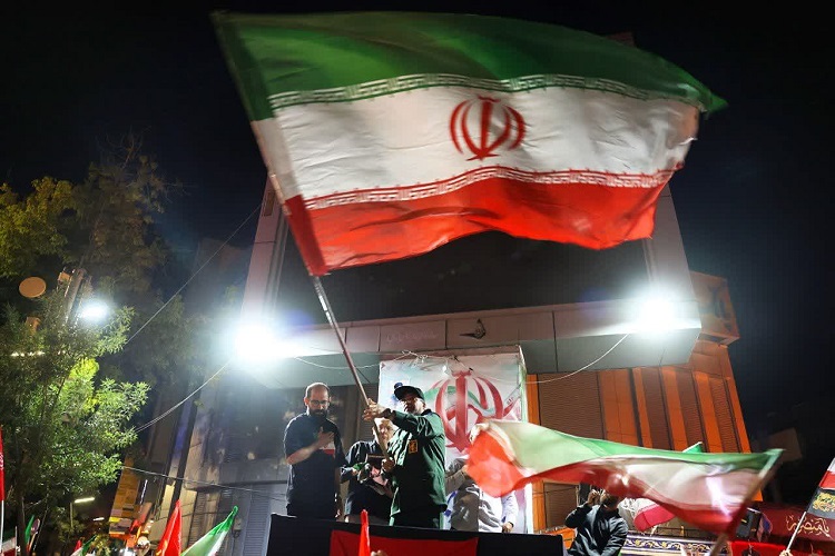 اهتزاز پرچم ایران