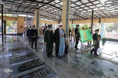 غبارروبی و عطرافشانی گلزار شهدای گمنام شیراز