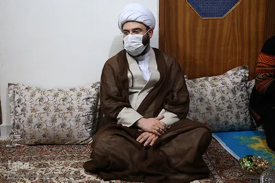 حضور  حجت الاسلام محمد قمی، رئیس سازمان تبلیغات اسلامی در منزل شهدای مدافع حرم تیپ فاطمیون در حسن آباد فشافویه