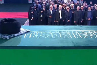 فیلم | ادای احترام خانواده شهید نصرالله به پیکر مطهر رهبر شهید