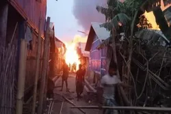 Daan-daang Nawalan ng Tahanan Matapos Sumiklab ang Sunog sa Kampo ng mga Taong Takas na Muslim sa Rakhine ng Myanmar