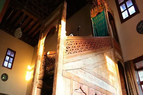 لأول مرة.. رفع الأذان بمكبرات الصوت في 
