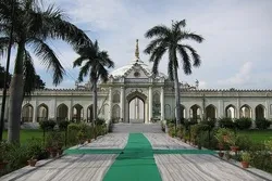 Forderung schiitischer religiöser Führer, mit Namensänderungen muslimischer Stätten in der indischen Stadt Lucknow aufzuhören