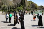 بازدید مسافران نوروزی از کاخ چهلستون اصفهان