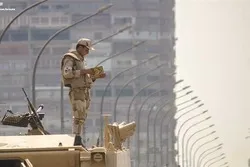 Soldat rezitiert heiligen Koran - Top-Foto der WM