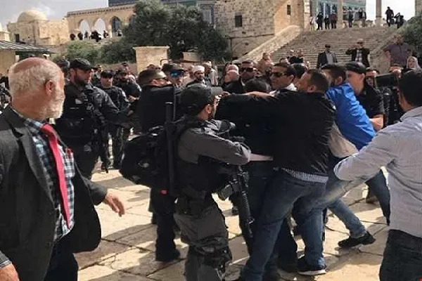 بازداشت 5 فلسطینی در پی حملات امروز صهیونیست‌ها به مسجد الاقصی