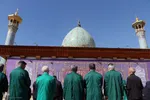 آیین سیاه‌پوشان و تعویض پرچم گنبد حرم حضرت شاهچراغ‌(ع)