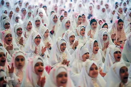 جشن تكلیف دانش‌آموزان شیرازی در حرم شاهچراغ(ع)