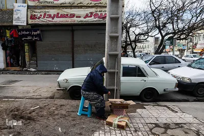 خدیجه 63 سال دارد. او می‌گوید توان مالی برای اجازه مغازه را ندارد .
