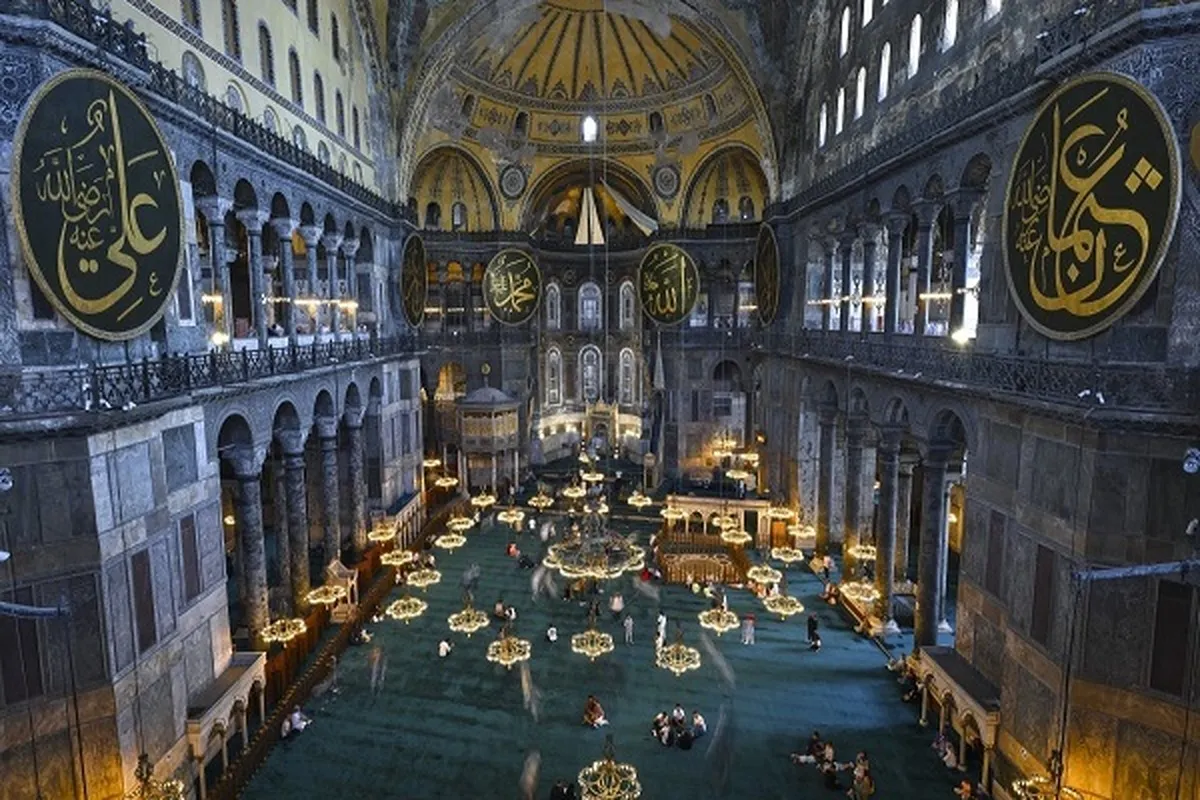  Istanbul’s Iconic Mosque Embraces AI, Modern Tech to Enhance Visitor Experience  