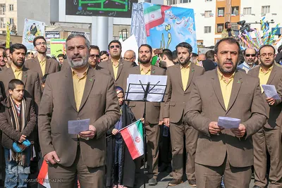 اجرای گروه تواشیح جامعه قرآنی در راهپیمایی یوم الله ۲۲ بهمن