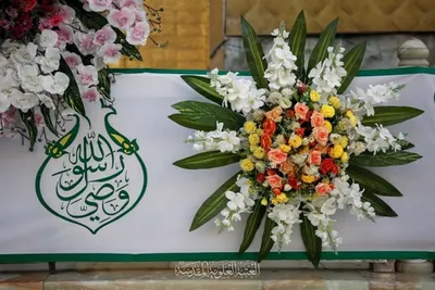 Heiliger Schrein Imam Alis zum Ghadir-Fest mit Blumen geschmückt