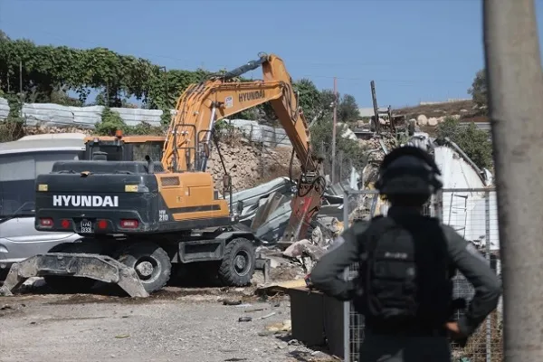 İsrail güçleri Filistinlilere ait bir ev ile dükkanı yıktı
